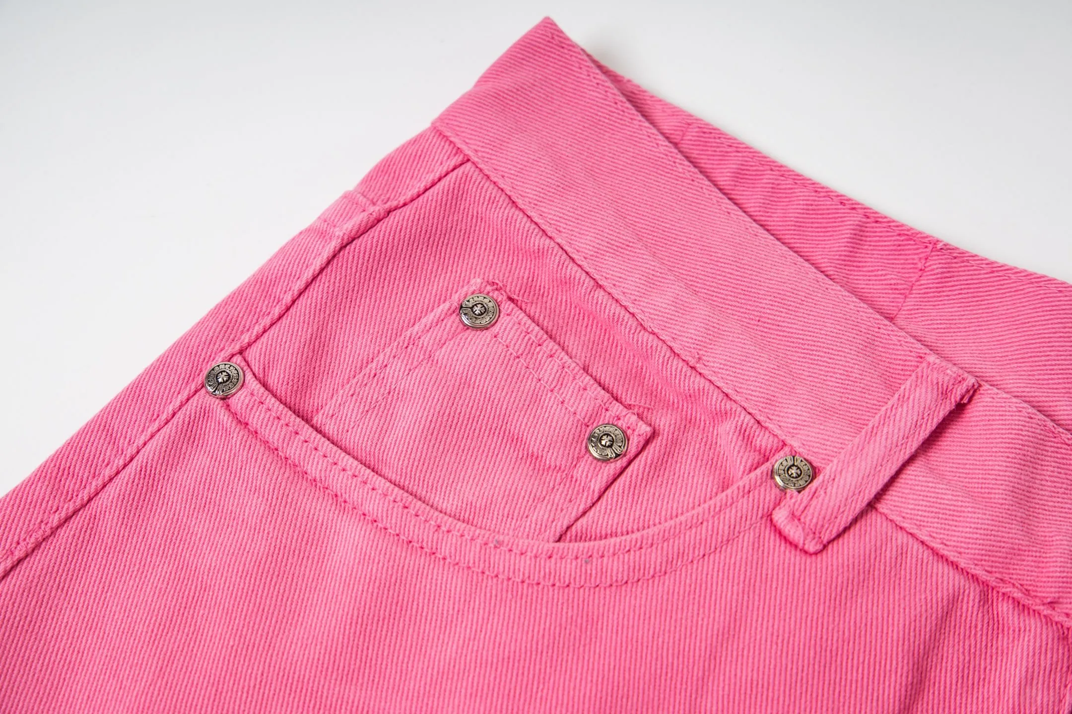 P270 💰 (Top version) CHROME HEARTS 25ss dopamine light pink cross leather washed jeans - Full of exploring the ultimate in fashion, Chrome Hearts' new Chrome Hearts pants not only present a unique style, the fresh ice blue looks particularly youthful and energetic. The mid-high waist design is paired with a lazy and casual style, which not only shows long legs but also maintains a casual feel. It is a must-have fashion choice for trendy men and trendy women. Color: Dopamine powder Size: 28-30-32-34 (corresponds to S-M-L-XL)